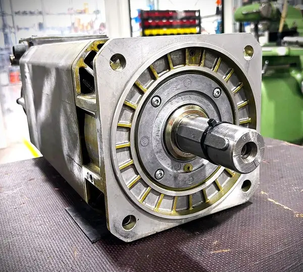 Vretenový motor Siemens v dielni PSW, záber 1 z 2