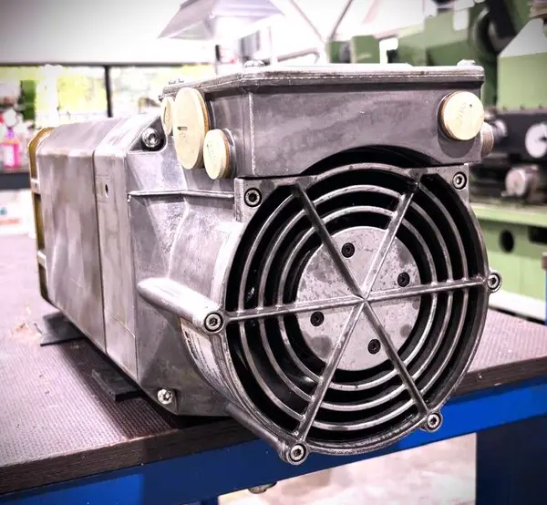 Vretenový motor Siemens v dielni PSW, záber 2 z 2