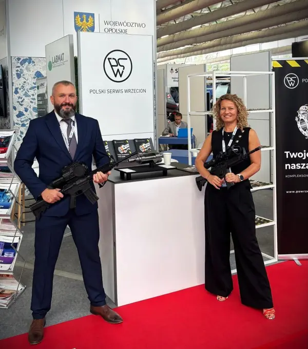 Zástupcovia Polski Serwis Wrzecion na stánku počas veľtrhu MSPO v Kielcach, záber 1 z 2