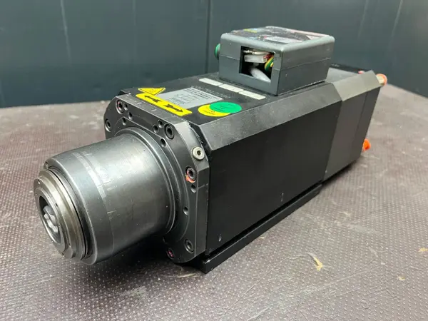 Elektrovřeteno HSD ES 350L v černé skříni — pohled ze strany koncovky