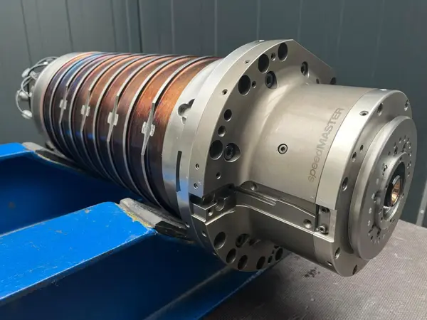 Vřeteno Speedmaster HSK63 na dílenském stojanu — pohled ze strany příruby